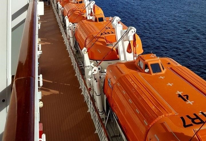 Exploring Different Types of Lifeboats and Their Applications 4 fully enclosed lifeboat