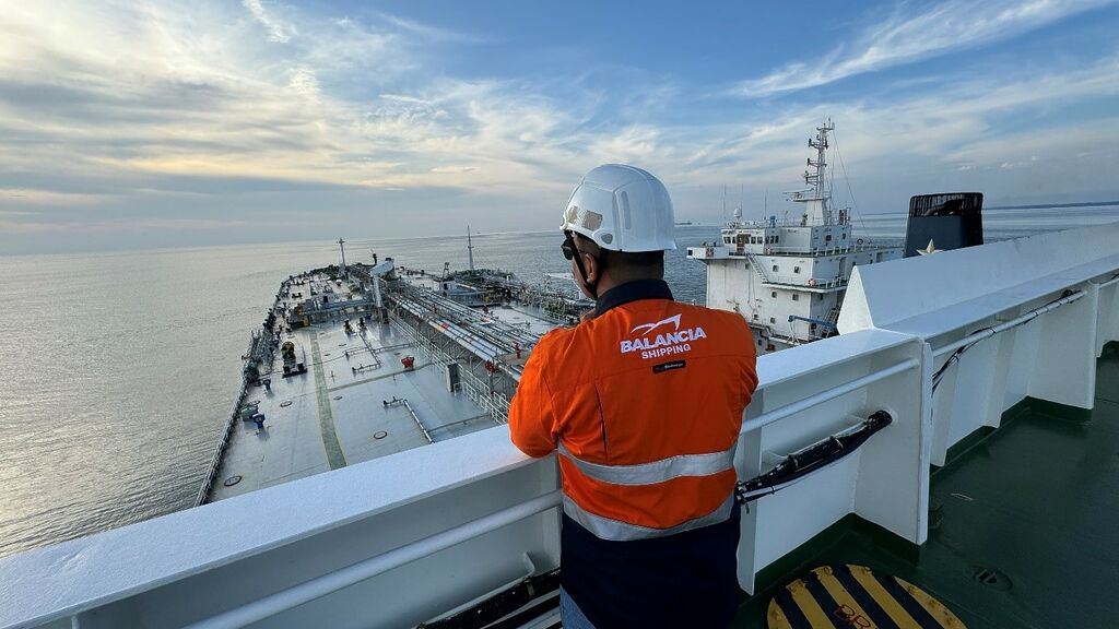 Maritime Cash to Master Services: Importance and Challenges 6 ship hull cleaning - Maritime Cash to Master Services: Importance and Challenges