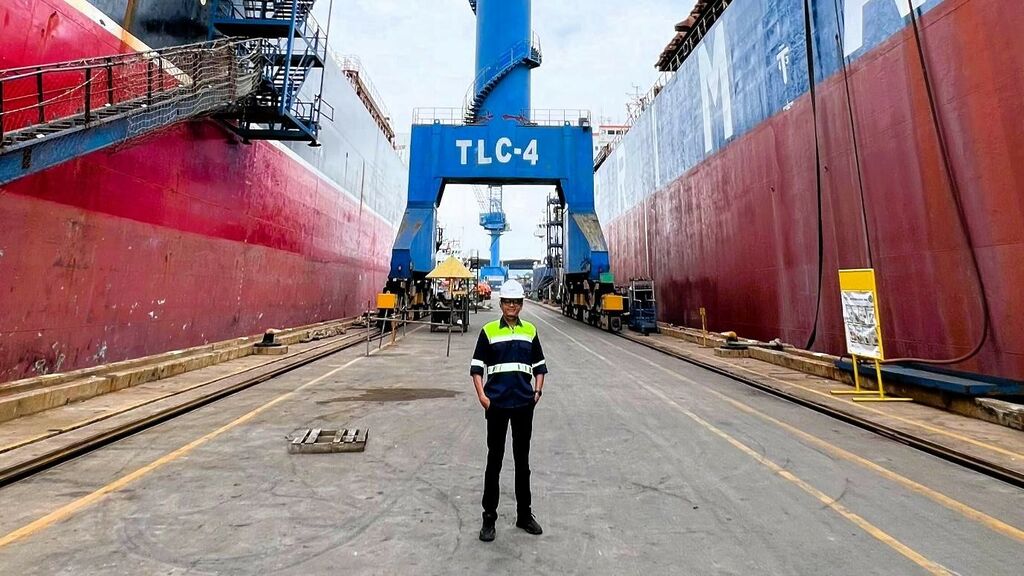 Tackling Cargo Handling with the Assistance of a Ship Agency 3 ship hull cleaning - Tackling Cargo Handling with the Assistance of a Ship Agency