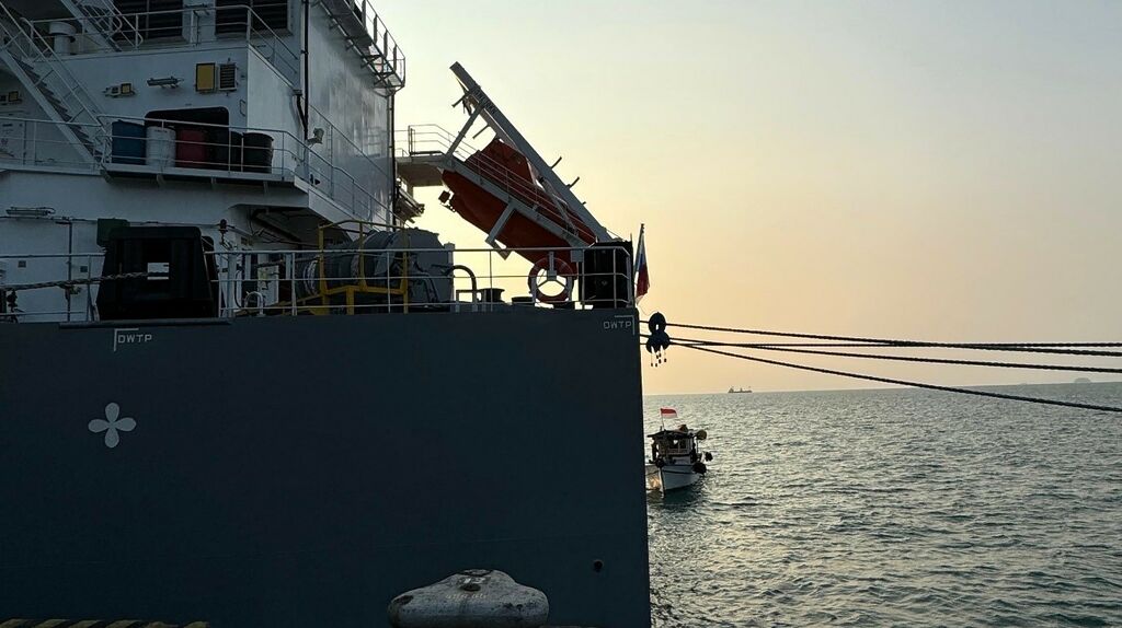 6 Stages of Container Ship Hull Cleaning 2 ship hull cleaning - 6 Stages of Container Ship Hull Cleaning