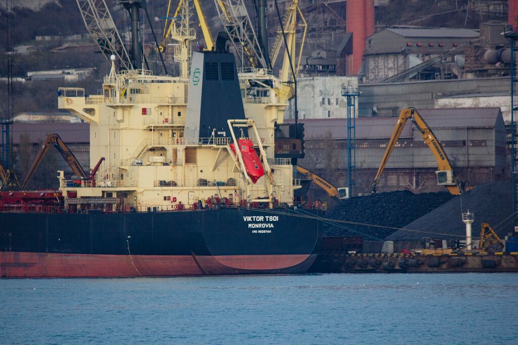 Balancia Ship Agency: Your Trusted Partner for Efficient and Safe Crew Changes 6 a large boat in the water near a dock