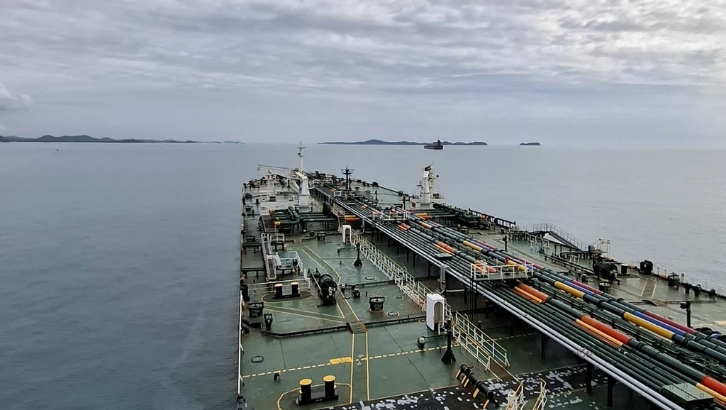 Mastering Port Delays: How Ship Agencies Keep the Clock Ticking 12 robot vs manual hull cleaning - Mastering Port Delays: How Ship Agencies Keep the Clock Ticking