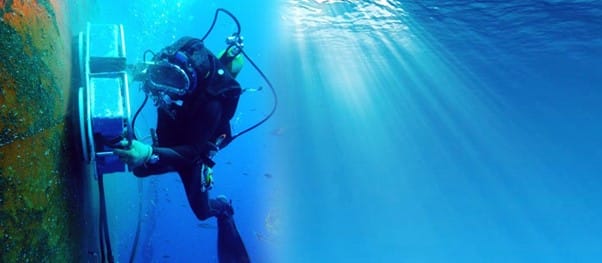Robotic Hull Cleaning vs Manual Hull Cleaning: Which One is Better for Ships?