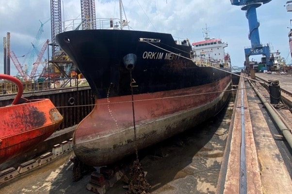 A Ship’s Spa Day: Dry Dock Preparation for a Smoother Sailing Experience 5 robot vs manual hull cleaning - A Ship’s Spa Day: Dry Dock Preparation for a Smoother Sailing Experience