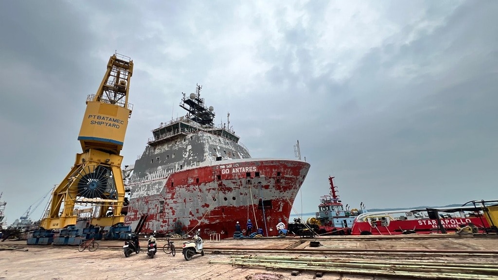 Dry Docking Diaries: Choosing the Right Location for Dry Docking in Asia 4 robot vs manual hull cleaning - Dry Docking Diaries: Choosing the Right Location for Dry Docking in Asia