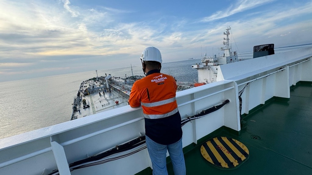 Emergency Crew Change: A Life-Saving Response for Injured Seafarers 6 robot vs manual hull cleaning - Emergency Crew Change: A Life-Saving Response for Injured Seafarers