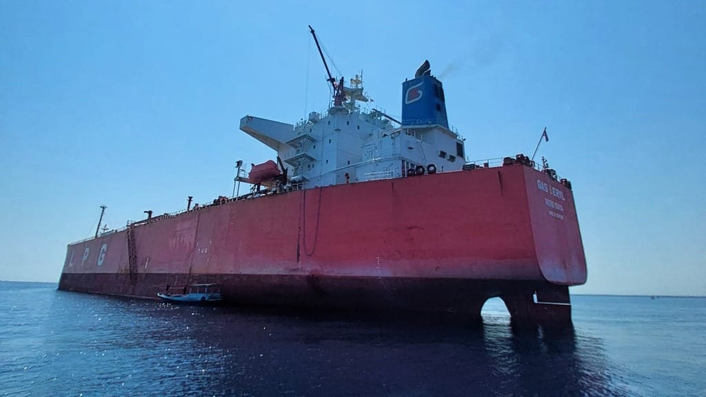 robot vs manual hull cleaning - Hull Cleaning Fuel Magic: How Barnacles Drain Power Like Invisible Thieves