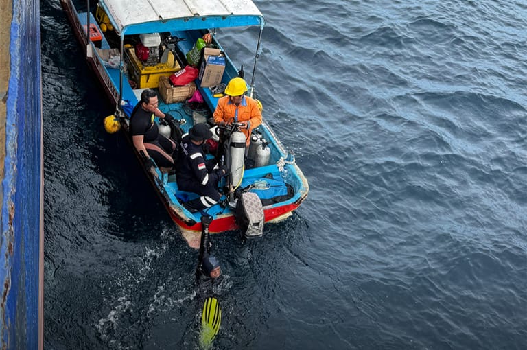 Robot vs Manual Hull Cleaning: Pros, Cons, and Global Practices