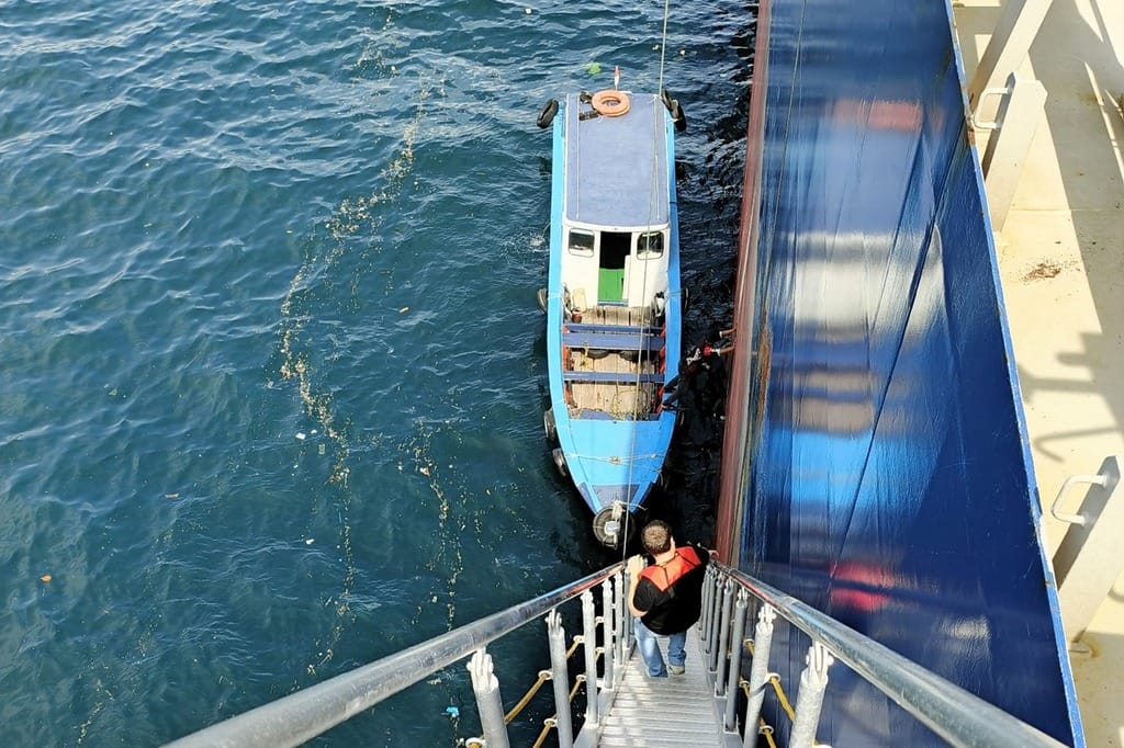 underwater cleaning services - Crew Swap: What to Do When an Emergency Crew Change is Needed